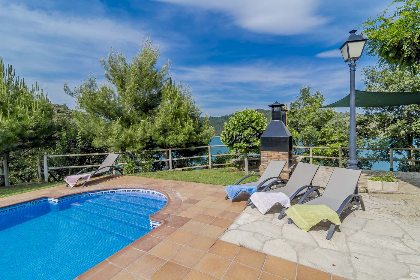 La piscina tiene iluminación nocturna 